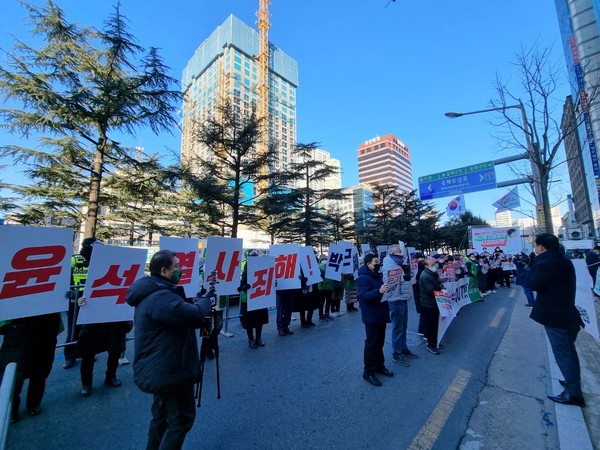 국민의힘 대구시당 앞에서 우리공화당원들이 윤석열 사과를 촉구하고 있다. 2021.12.30/ 이정화 기자
