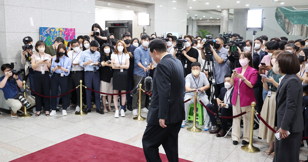 여름휴가를 마친 윤석열 대통령이 8일 서울 용산 대통령실 청사로 출근, 기자들과 약식 인터뷰를 마친 뒤 집무실로 향하다 다시 질문이 이어지자 기자들에게 향하고 있다. 2022.8.8/연합뉴스