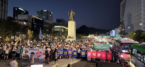 지난 20일 오후 윤석열 퇴진 요구 촛불 행진이 청계광장에서 광화문광장에서 진행됐다.2022.08.20/사진=촛불행동