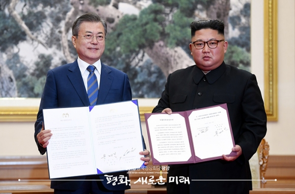 2018년 9월19일 남북 정상이 '평양공동선언'에 서명한 후 기념 촬영을 하고 있다./자료사진=공동취재단