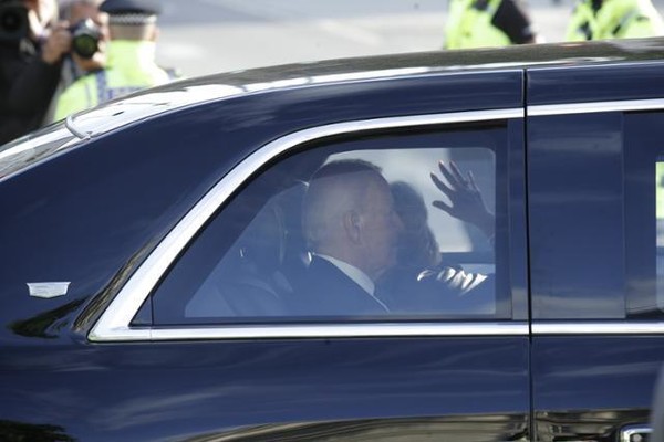 엘리자베스 2세 영국 여왕의 관을 참배한 조 바이든 미국 대통령이 18일 전용 차량을 타고 웨스트민스터 궁전을 떠나고 있다. /런던=EPA 연합뉴스