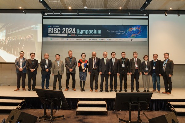 에스티팜 김경진 대표이사(사진 오른쪽에서 7번째)와 주요 연사들이 RISC 2024에서 기념사진을 촬영하고 있다./에스티팜 제공